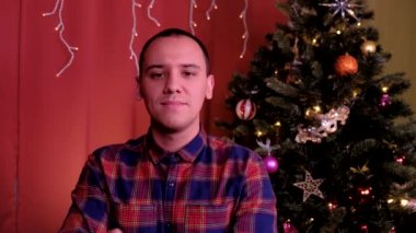 Çekici bir portre Noel 'i evde kutluyor ve bayram sezonunun tadını çıkarıyor. Tatil, Noel ve Yeni Yıl kavramı.