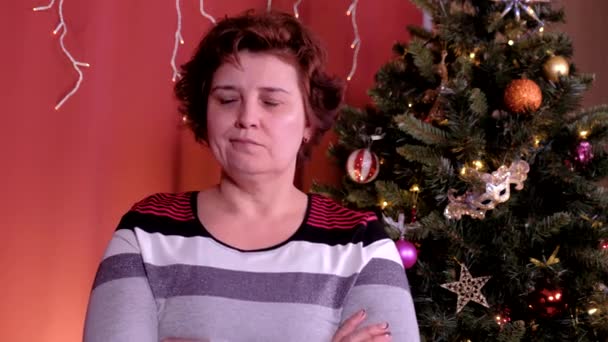 Portredeki kadın Noel 'i evinde kutluyor ve bayram sezonunun tadını çıkarıyor. Tatil, Noel ve Yeni Yıl kavramı. — Stok video
