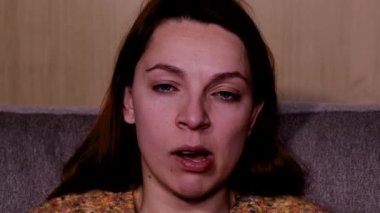 Korkunç, sıkıcı ve kafa karıştırıcı bir film izleyen bir kadın. Film izleme.