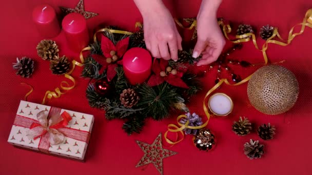 Top view Close up woman hand and decorate christmas gift box. Koncept balení a vybalování. Koncept svátků a Nový rok. zimní sváteční oslava. — Stock video