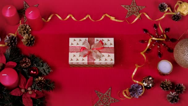 Барвисті альтернативні різдвяні та новорічні свята подарункові коробки на дерев'яному столі з порожнім простором в кінці - вид зверху, зупинка руху — стокове відео
