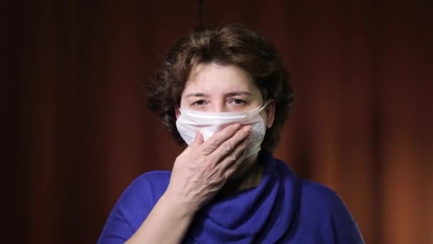 Mujer caucásica en la inscripción médica máscara proteica 2019-nCov. Brote de Coronavirus en Europa. Pánico, temores del virus pandémico covid-19 concepto . — Vídeo de stock