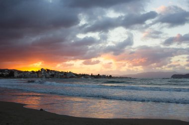 Kırmızı bulutlu gün batımı