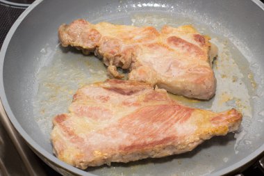 Pan kavrulmuş domuz eti