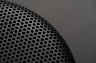 Yuvarlak deliklerin delindiği metalik bir zemin. Yuvarlak delikli siyah metal desenli. Sanayi geçmişi.