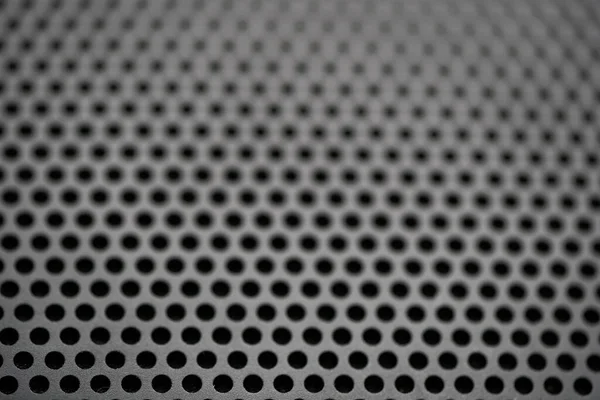 丸い穴の穿孔と金属的な背景 丸穴付きブラックメタルテクスチャ 産業背景 — ストック写真