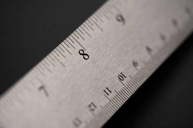 Siyah deri kaplı metal cetvel siyah sayılar ve ölçekli izole edilmiş arka plan. Ölçekleri siyah rakamla göster.