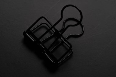 Siyah arkaplanda siyah ataç.