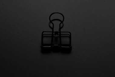 Siyah arkaplanda siyah ataç.