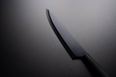 Siyah arka planda izole edilmiş siyah şef bıçağı..