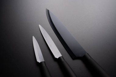 Siyah arka planda izole edilmiş siyah şef bıçağı..