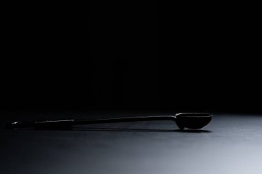 Siyah arka planda siyah bir kaşık..