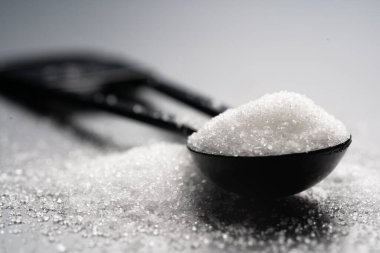 Siyah arkaplanda siyah bir kaşık seti.