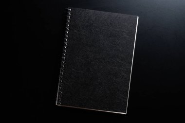 Siyah biçim seti: Siyah arkaplanda not defteri.