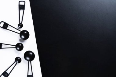 Siyah ve beyaz arka planda siyah ölçüm kaşıkları.