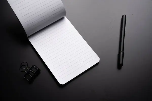 Czarny Zestaw Notatnik Długopis Spinacze Czarnym Tle — Zdjęcie stockowe