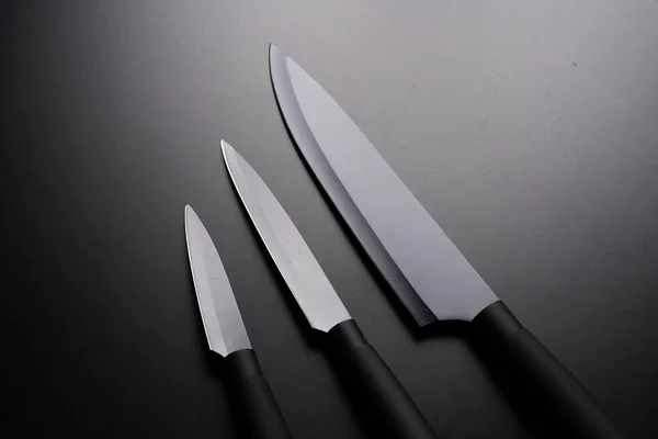 Cuchillo Chef Negro Aislado Sobre Fondo Negro — Foto de Stock