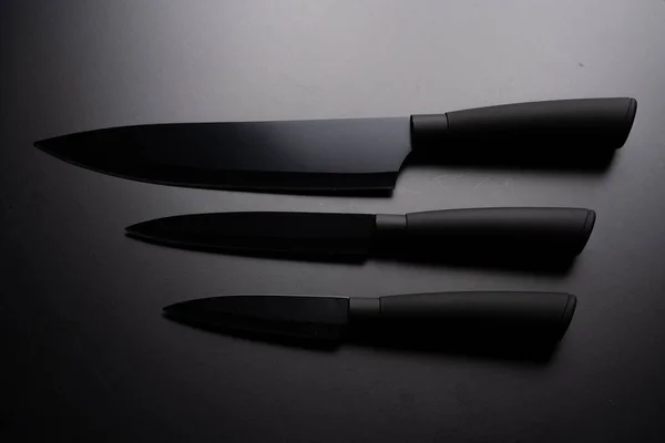 黒の背景に隔離された黒シェフナイフ — ストック写真