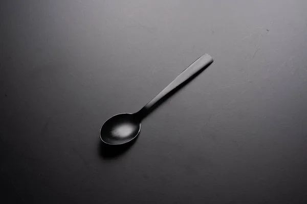 黒を基調とした黒茶スプーン — ストック写真