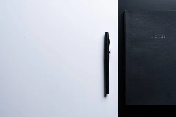 Zwarte Stijl Set Notitieblok Pen Zwarte Achtergrond — Stockfoto