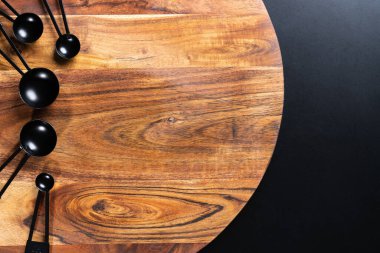 Tahta ve siyah arka planda siyah kaşıklar.