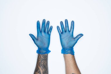 Mavi lastik eldivenli bir adam eli ve hareketleri beyaz arka planda izole edilmiş 10 parmak izi gösteriyor..