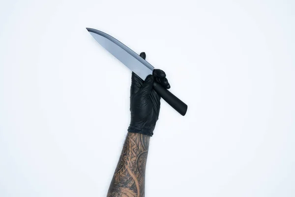 ブラックラバーグローブの男の手とジェスチャーは 白い背景に隔離されたナイフを示しています — ストック写真