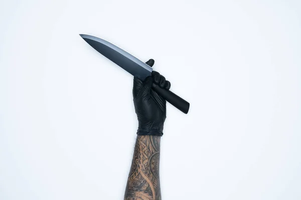 ブラックラバーグローブの男の手とジェスチャーは 白い背景に隔離されたナイフを示しています — ストック写真
