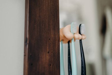 Banyodaki aynada bir çift diş fırçası asılı..