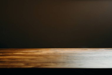 Arkaplan için tahta masa üstü ve koyu boşluk.