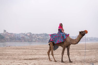 Hindistan, Varanasi 'de geleneksel Hint sarisiyle gezen güzel Güneydoğu Asyalı kız..