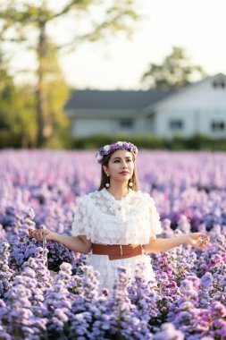 Margaret 'in peri tarlasında buketli güzel romantik kadın portresi..