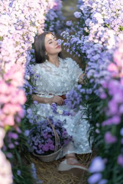 Margaret 'in peri tarlasında buketli güzel romantik kadın portresi..