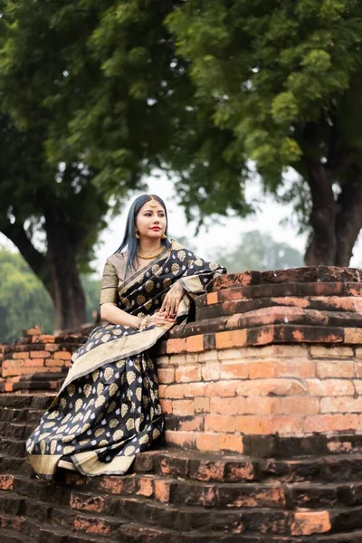 Beautiful South East Asian Girl Traditional Indian Sari Saree Temple — Stock Photo, Image