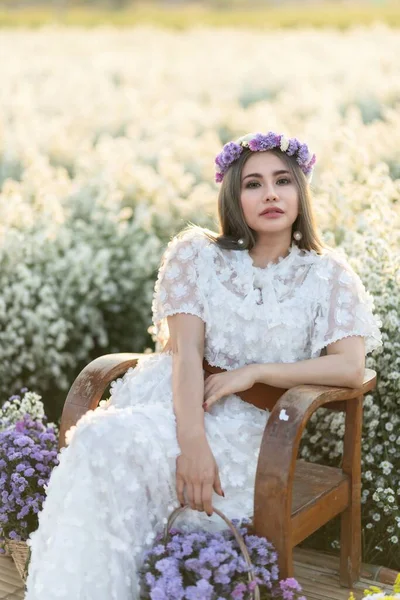 Retrato Hermosa Mujer Romántica Campo Hadas Flor Del Cortador Con —  Fotos de Stock