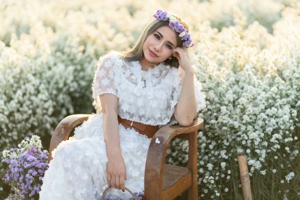 Retrato Hermosa Mujer Romántica Campo Hadas Flor Del Cortador Con —  Fotos de Stock