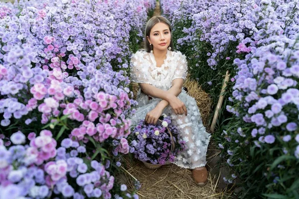 Portrait Beautiful Romantic Woman Fairy Field Margaret Bouquet — Stock Photo, Image