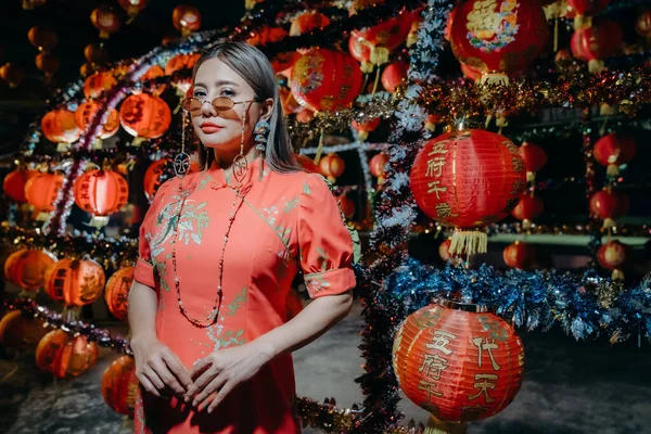 Una Hermosa Mujer Asiática Vestido Tradicional Chino Moderno Pie Frente —  Fotos de Stock