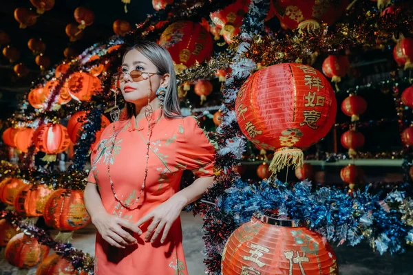 中国の旧正月のために赤い提灯の前に立つ現代中国の伝統的なドレスの美しいアジアの女性 — ストック写真