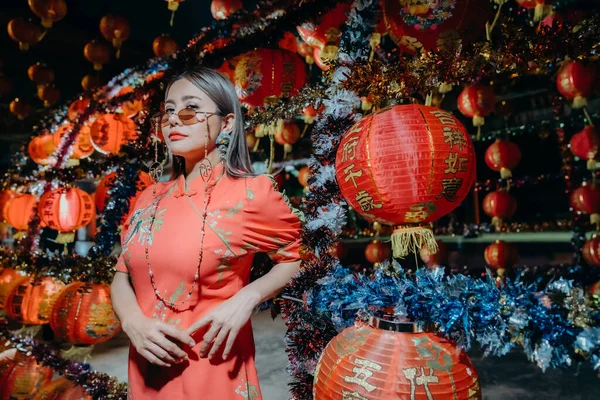 Uma Bela Mulher Asiática Vestido Tradicional Chinês Moderno Frente Lanterna — Fotografia de Stock