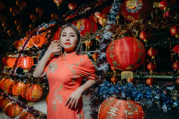 Una Hermosa Mujer Asiática Vestido Tradicional Chino Moderno Pie Frente —  Fotos de Stock