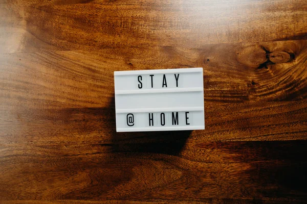 Stay Home Κείμενο Light Box Ξύλινο Φόντο — Φωτογραφία Αρχείου