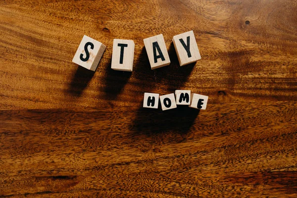 Texte Stay Home Cube Bois Sur Fond Bois — Photo