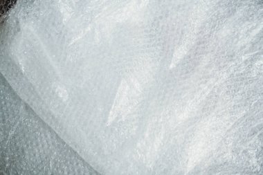 Müşteri için teslimat kutusunun ayarlanması, çevrimiçi satışlar, ahşap masada plastik baloncuklar. Online alışveriş kavramları.