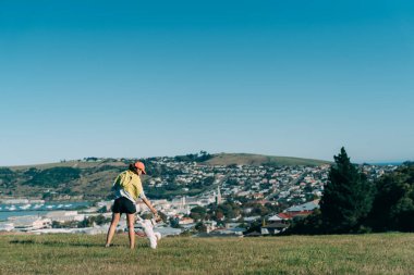 Parkta bir köpekle gezen çekici genç Oamaru, Yeni Zelanda.