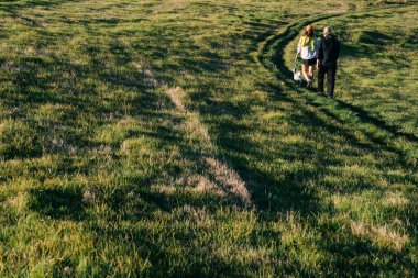 Parkta bir köpekle gezen çekici genç Oamaru, Yeni Zelanda.