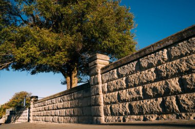 Oamaru taş duvarı, Yeni Zelanda, Oamaru 'da mavi gökyüzü..