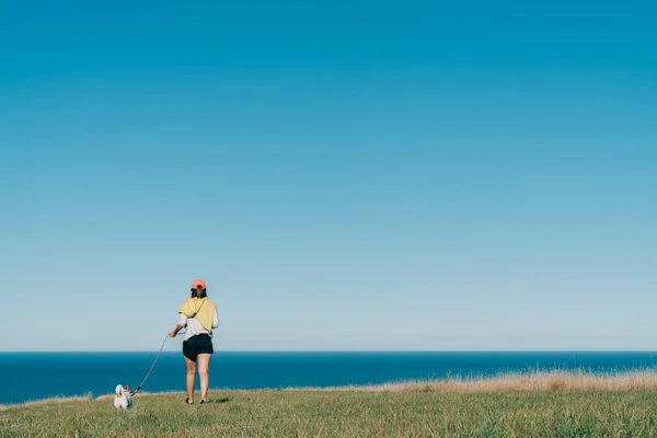 Caminhada Atraente Jovem Com Cão Parque Oamaru Nova Zelândia — Fotografia de Stock