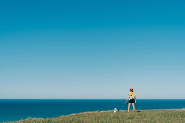 Caminhada Atraente Jovem Com Cão Parque Oamaru Nova Zelândia — Fotografia de Stock