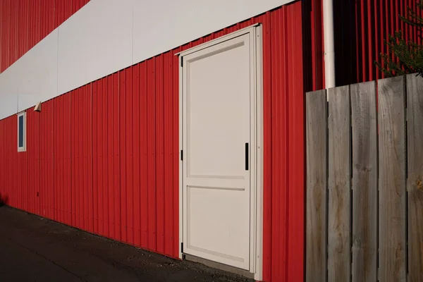 晴れた日に白い外観のドアを持つ赤い金属板 — ストック写真
